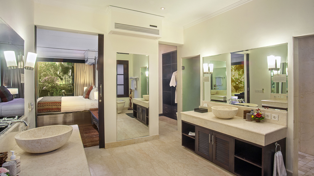 6. Villa Avalon Main House - Downstairs master bedroom ensuite